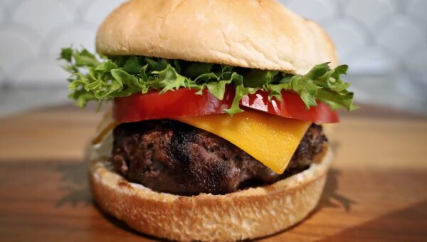 I’ve been a chef for over 15 years. Here are my 6 tips for making perfect, juicy burgers.
