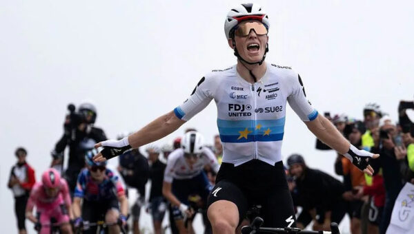 Vollering wins after Giro queen stage shortened