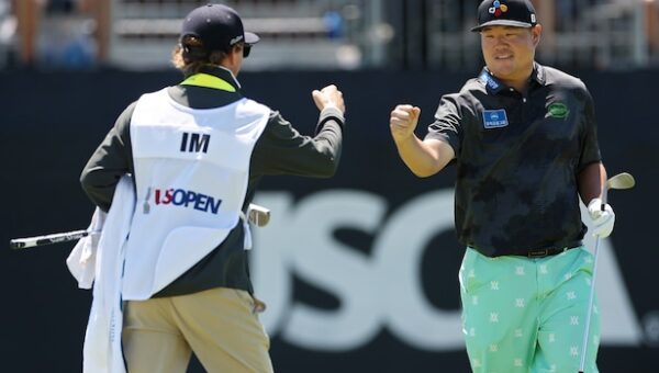 U.S. Open 2026: Tour pro chips from on the green, make the most ridiculous birdie all week at Shinnecock Hills