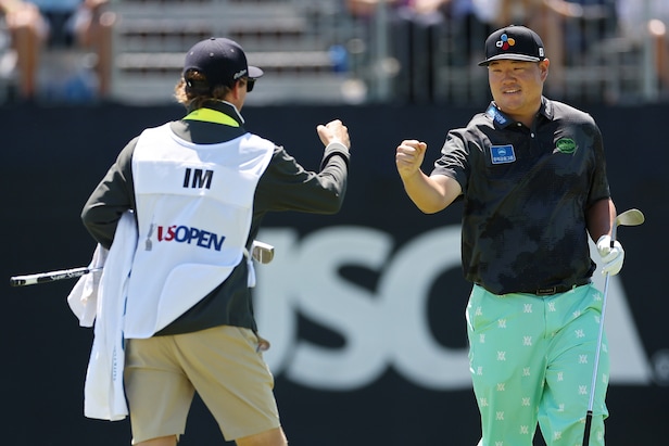 U.S. Open 2026: Tour pro chips from on the green, make the most ridiculous birdie all week at Shinnecock Hills