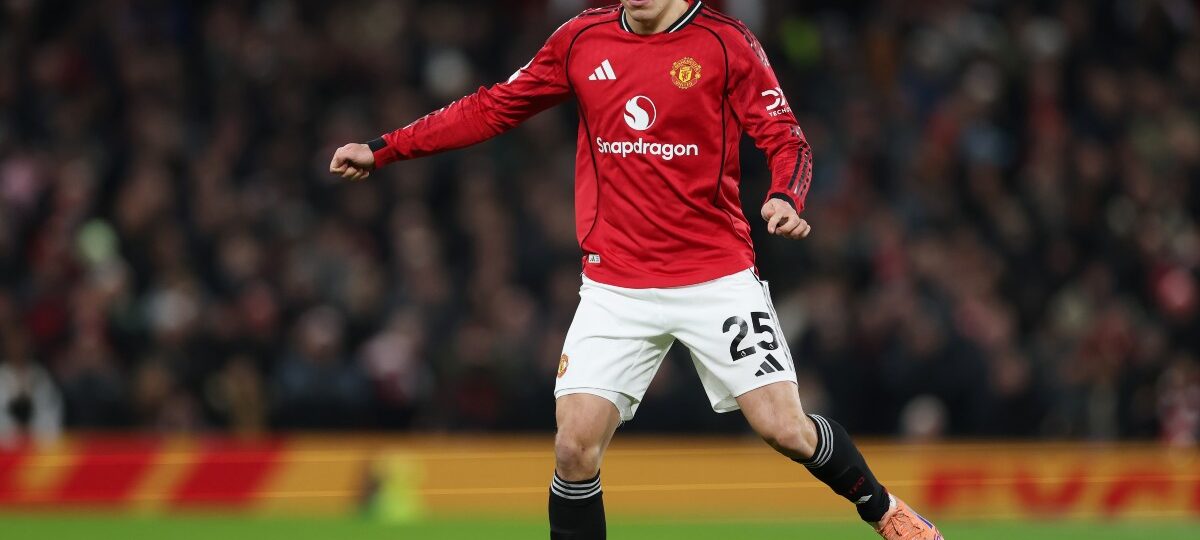 Manchester United star ruled out for up to a year with horror knee injury