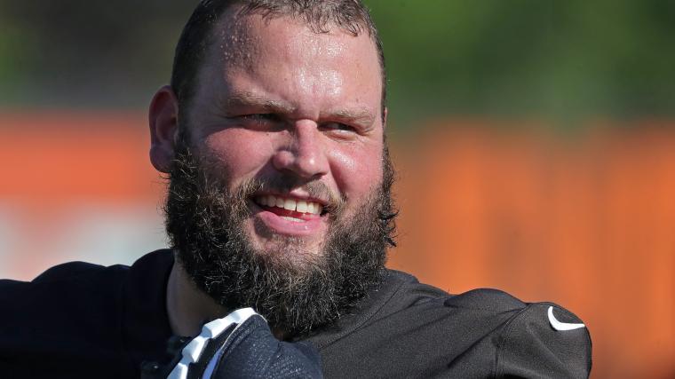 Browns' Joel Bitonio delivers savage one-liner about Johnny Manziel as O-lineman retires
