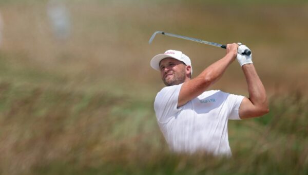 Clark leads US Open by four with major champs in the hunt