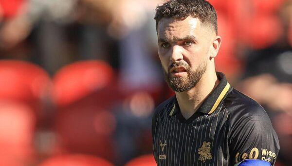 Bradford sign Barnsley midfielder Phillips