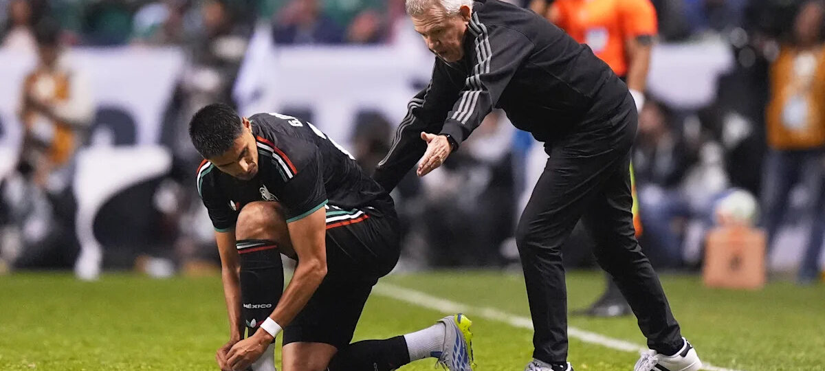 Aguirre ramps up Mexico’s World Cup mind games with 1986 heroes and Julio César Chávez