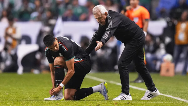 Aguirre ramps up Mexico’s World Cup mind games with 1986 heroes and Julio César Chávez