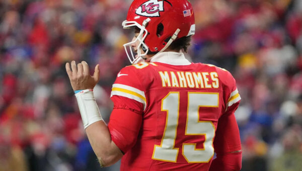 Patrick Mahomes, Chiefs agree to record-shattering contract extension