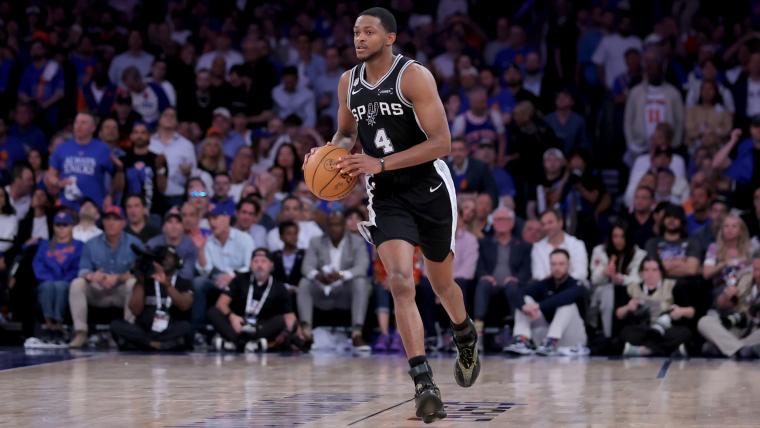Every bad play in De'Aaron Fox's horrid second half, from baffling passes to layup attempt that cost Spurs