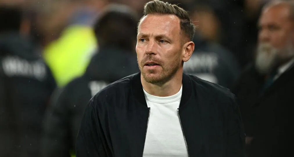 Wales boss Bellamy in talks over Burnley job
