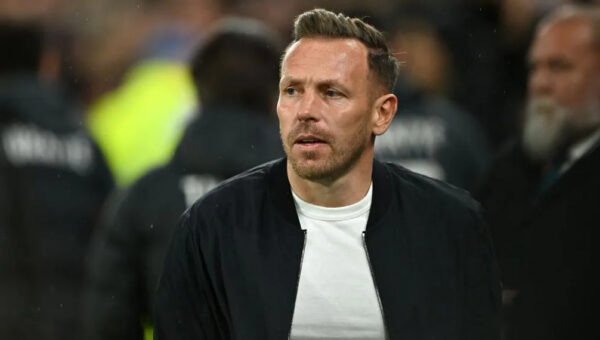 Wales boss Bellamy in talks over Burnley job