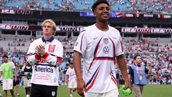 USA defender Alex Freeman turns Super Bowl dad into soccer believer