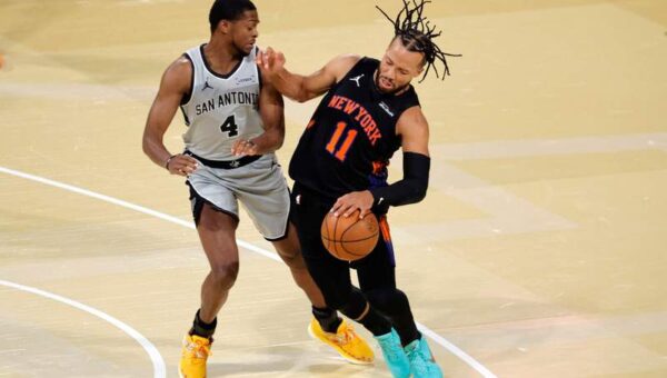 Rick Brunson snaps at De’Aaron Fox after intense moment with Jalen Brunson in Game 2