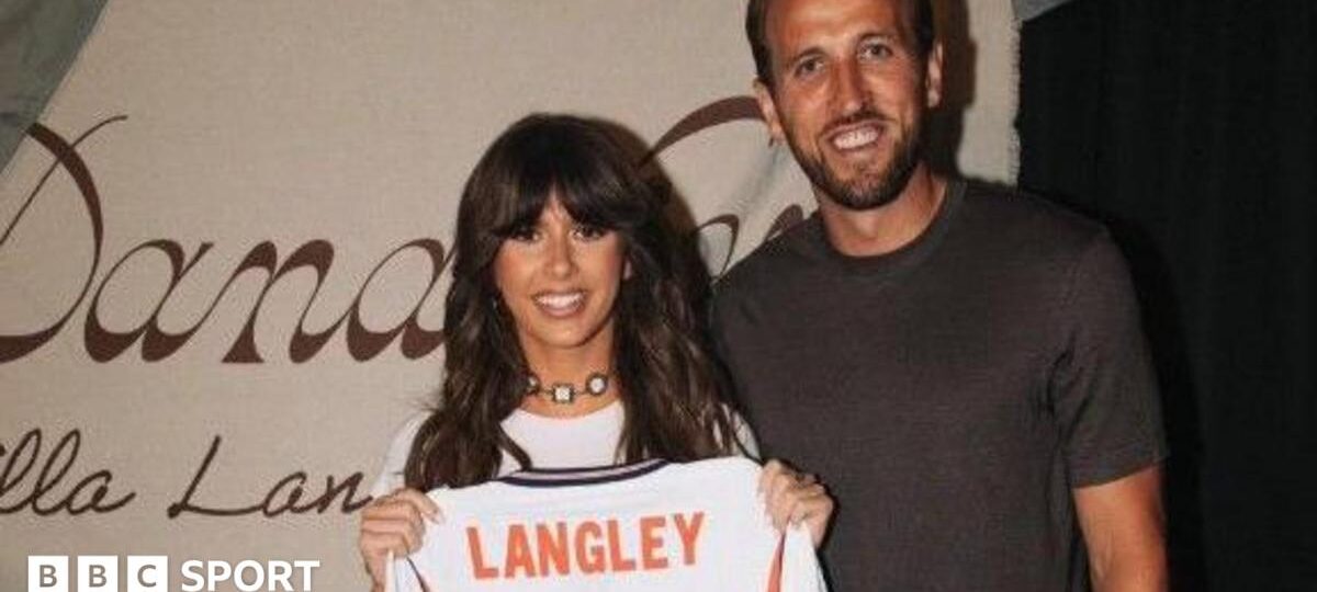 Country music fan Kane leaves Ella Langley gig early to make curfew