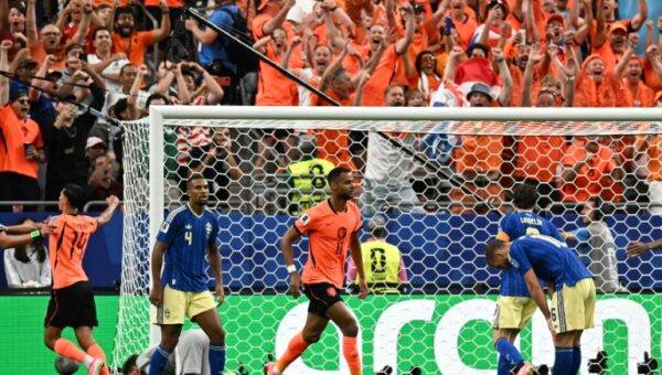 Netherlands thump Sweden in Houston to get World Cup liftoff