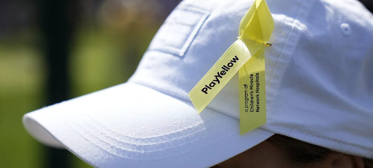 Why are players wearing yellow ribbons during the Memorial Tournament?