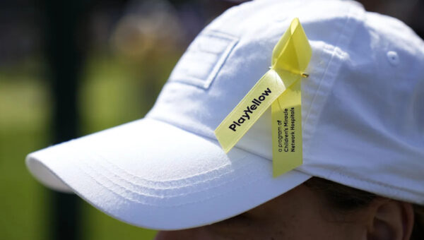 Why are players wearing yellow ribbons during the Memorial Tournament?
