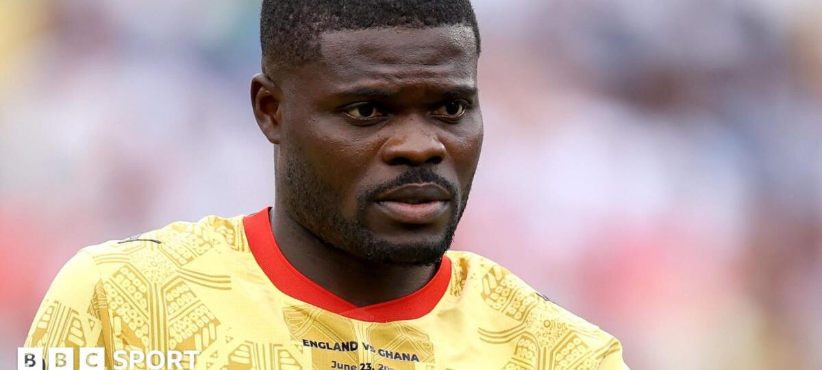 Spence appears not to shake hands with Partey