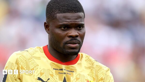 Spence appears not to shake hands with Partey