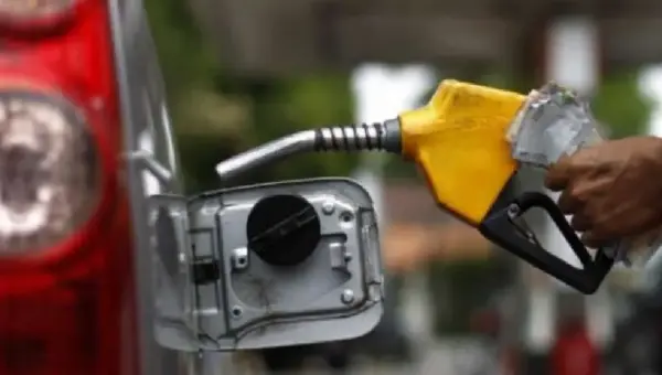 Nigerian filling stations to reduce fuel price near N1,000 per litre amid pressure