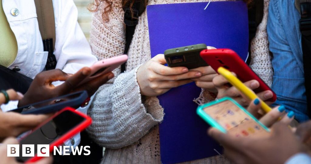 Starmer set to ban under-16s from major social media platforms