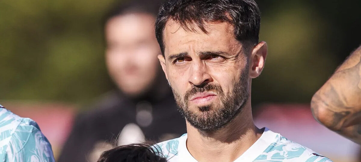 Barcelona caught off guard after free agent midfielder casts doubt on transfer plans
