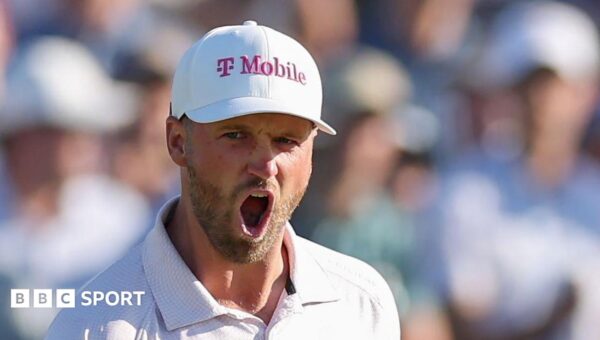 Clark blocks out noise to stumble to US Open title