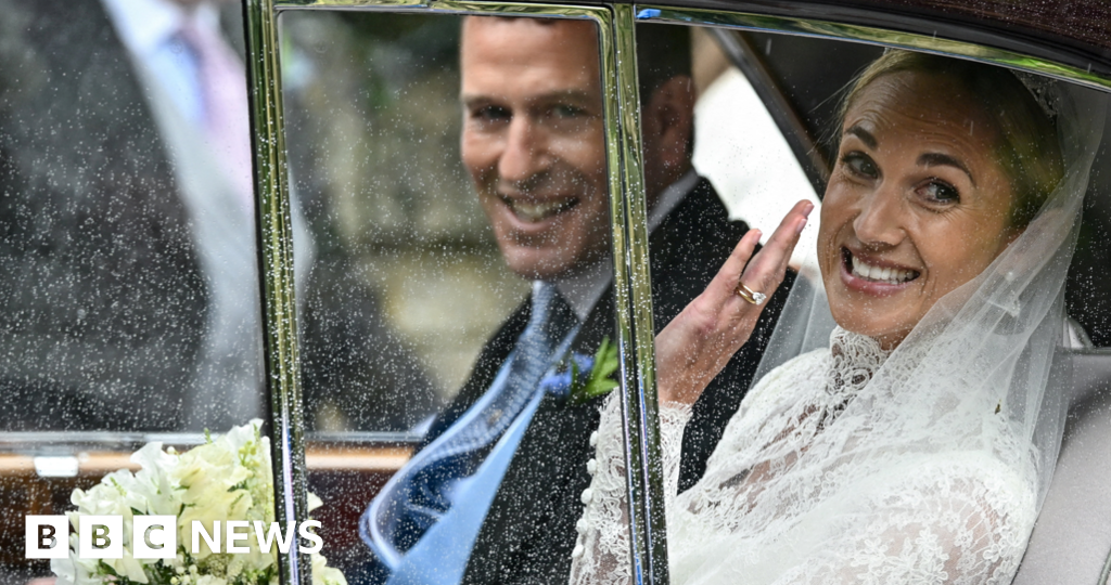 Royals turn out for Peter Phillips and NHS nurse's wedding