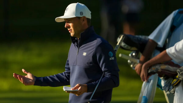 Jordan Spieth nails long birdie putt at Memorial with back to hole