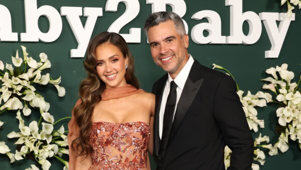 Jessica Alba & Cash Warren’s Awkward Graduation Distance Isn’t What You Think