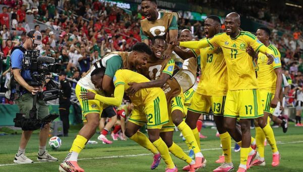 South Africa beat South Korea to reach knockouts for first time