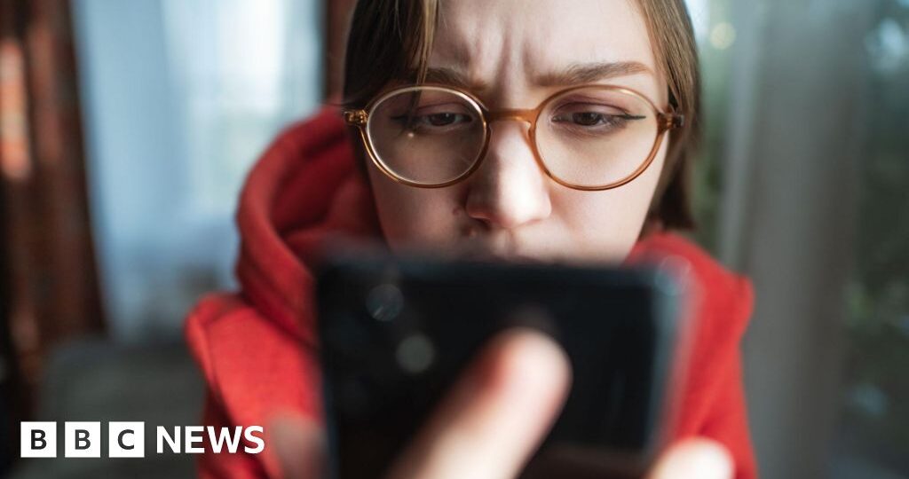 Surge in scams as fraudsters use AI to target people