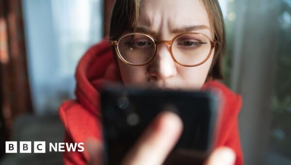 Surge in scams as fraudsters use AI to target people