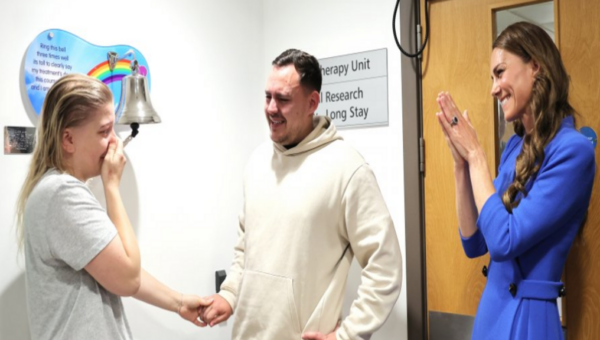 Kate hugs mum ringing ‘end of cancer treatment’ bell