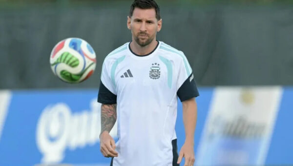 Heavyweights Argentina and France start World Cup quests