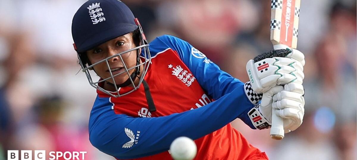 Impressive England beat Scotland to close on semis