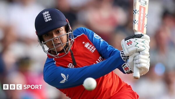 Impressive England beat Scotland to close on semis