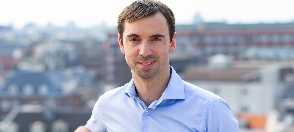 A top Booking.com exec shares his go-to AI prompt