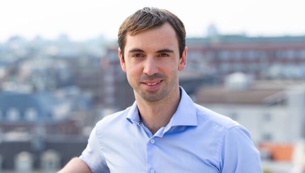 A top Booking.com exec shares his go-to AI prompt