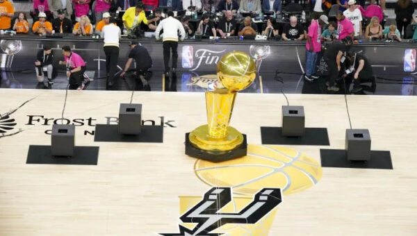 Spurs offered Lakers free agent before making $31M decision