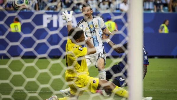 Argentina into last 16 with dramatic extra-time win over Cape Verde
