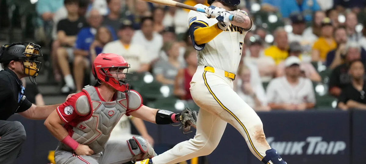 Mitchell triples in the go-ahead run in the 7th in the Brewers' 4-2 win over the Reds