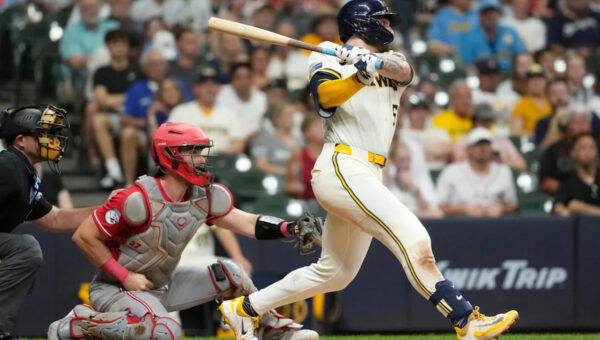 Mitchell triples in the go-ahead run in the 7th in the Brewers' 4-2 win over the Reds