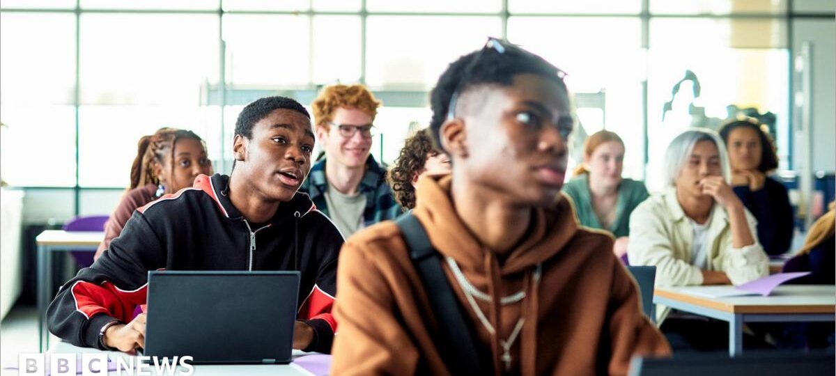 Phone contract comparisons 'amounted to mis-selling' student loans, MPs say