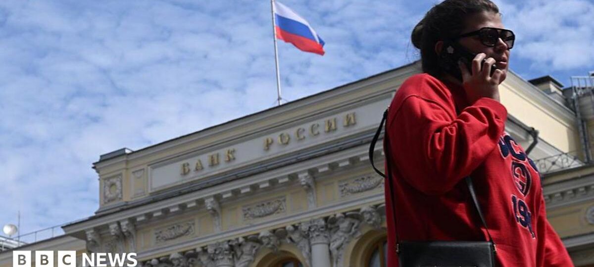 Russians turn to cash, putting more strain on slowing wartime economy