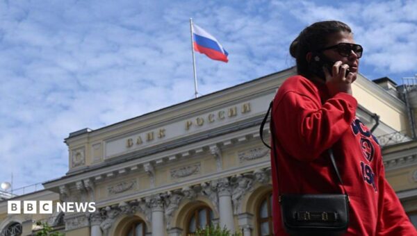 Russians turn to cash, putting more strain on slowing wartime economy