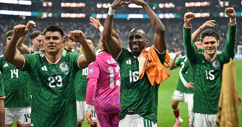 Mexico see off Ecuador and book their place in the last 16