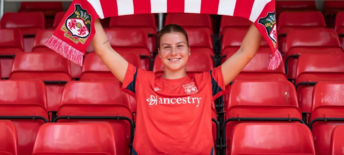 Adran Premier: Wrexham sign Lydia Sallaway from Aston Villa in preparation for UWCL season