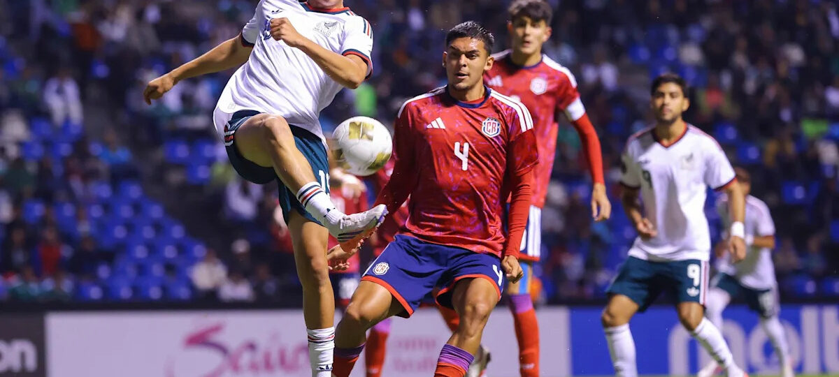 Brutal hit to the head! Mexican keeper sees straight red
