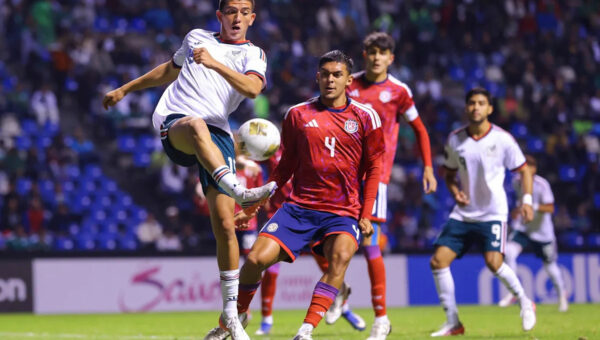 Brutal hit to the head! Mexican keeper sees straight red