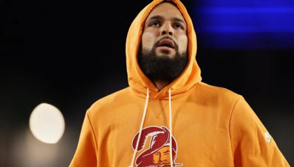 49ers’ fans shocked by Mike Evans’ tattoo on his right knee